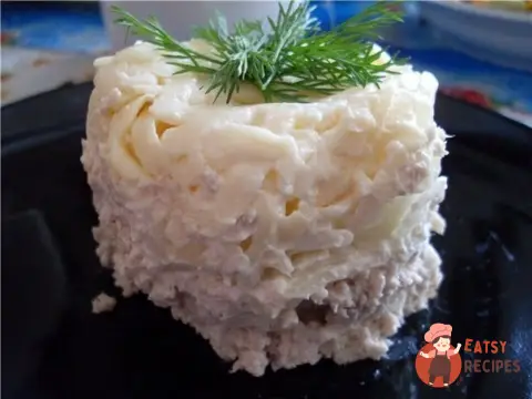 Листковий м'ясний салат з цибулею