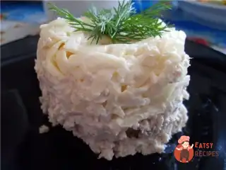 Листковий м'ясний салат з цибулею