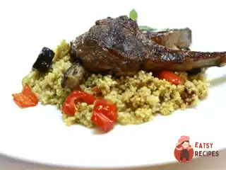 Котлети з баранини зі спеціями, обрамлені кускусом