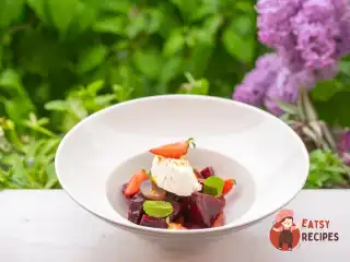 Печений буряк з м'яким сиром та яблучним соусом