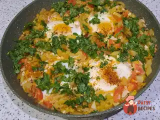Шакшука на сковороді з кабачками