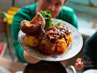 Запечена яловича грудинка з овочевим пюре та булочками