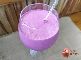 Молочний коктейль із чорною смородиною