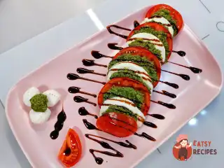 Салат капрезе з песто та бальзамічним кремом.