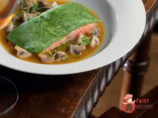 Філе лосося у зеленому панцирі з грибним соусом