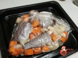 Крок 9: Мінтай з овочами у рукаві
