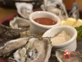 Устриці в мушлі з соусом з перно