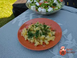 Смажена картопля з часником і зеленню