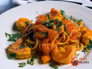 Паста з креветками, вершково-томатним соусом та вермутом