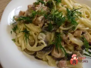 Паста з грибами та шинкою