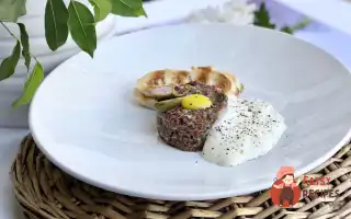 Тартар З Оленя З Теплим Мусом З Пармезану Та Хрусткими Грінками