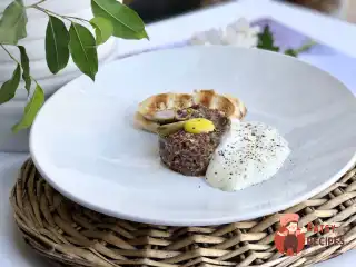 Тартар з оленя з теплим мусом з пармезану та хрусткими грінками