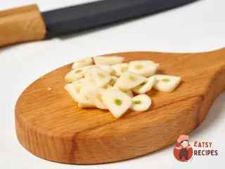 Крок 5: Соковита яловичина з часником і черносливом