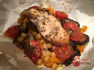 Сьомга в пергаменті з овочами та нутом.