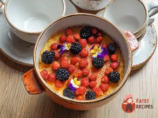 Крем-брюле зі свіжими ягодами