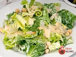 Салат «Цезар» з майонезом та волоськими горіхами