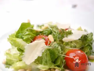 Зелений салат з чері та кедровими горішками
