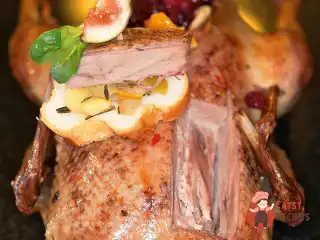 Качка з пряними фруктами