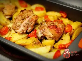 Курка з картоплею, запечена в кефірі з часником та травами.