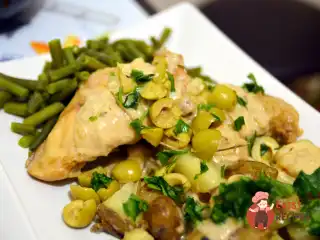 Кролик під білим соусом з картоплею та зеленою квасолею