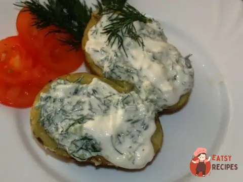 Картопля, запечена у фользі під сметанним соусом