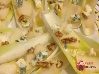 Салат з рокфором, грушами, цикорієм та олією волоського горіха