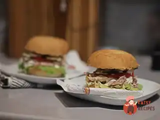 Домашні бургери з рваною куркою та соусом на кефірі