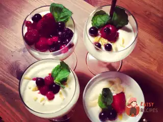 Панна-котта з полуницею та м'ятою