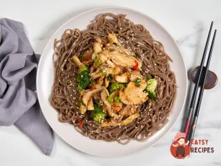 Крок 7: Гостра локшина «Курка в гнізді» з овочами