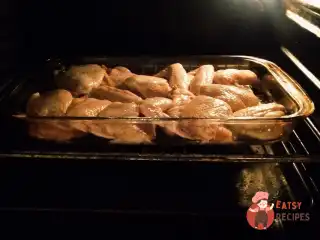 Курячі стегна в медово-гірчично-соєвому соусі