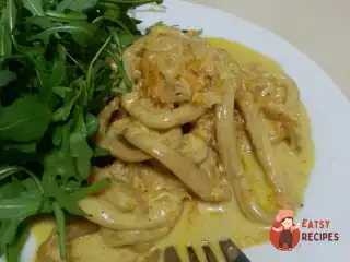 Кальмари, тушковані в сметані