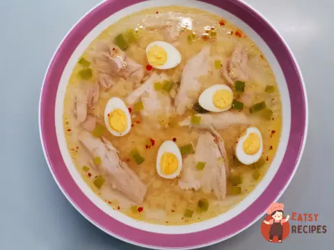 Курячий суп з локшиною та перепелиними яйцями