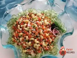 Салат з пасти з селери та червоним перцем.