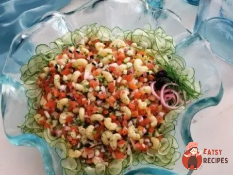 Салат з пасти з селери та червоним перцем.