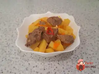 Тушкована картопля з яловичиною