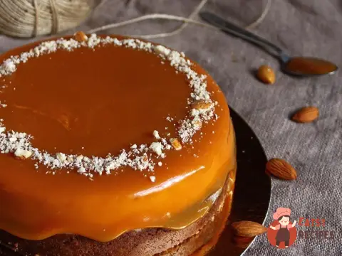 Торт із солоною карамеллю