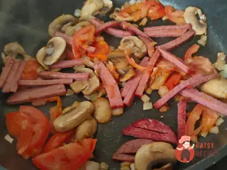 Крок 8: Яєчня з помідором, печерицями та ковбасою