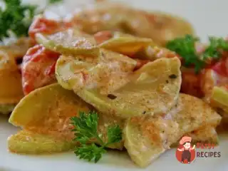 Тушені в сметані кабачки з морквою