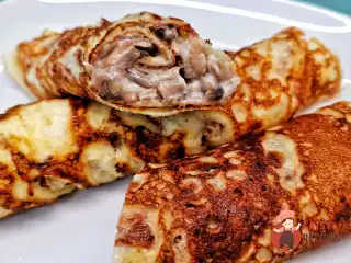 Млинці з грибною начинкою