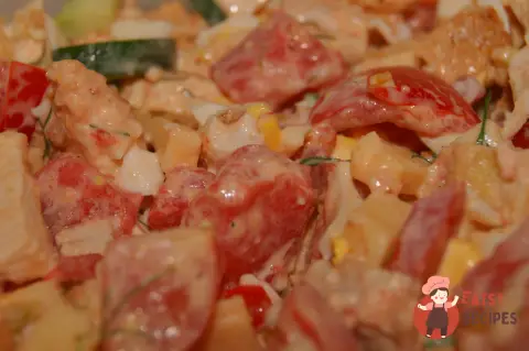 Ніжний салат з курки з овочами та сухариками