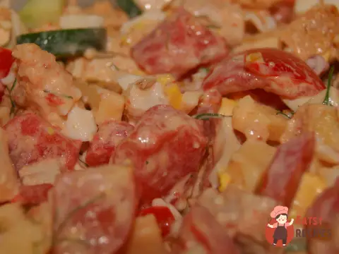 Ніжний салат з курки з овочами та сухариками