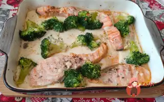 Червона риба з броколі у вершковому соусі