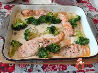 Червона риба з броколі у вершковому соусі