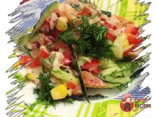 Салат з копченою куркою, овочами та кукурудзою