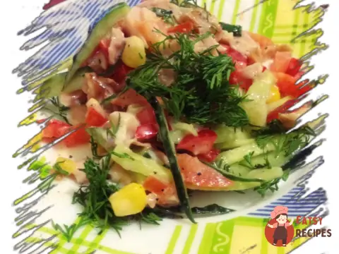 Салат з копченою куркою, овочами та кукурудзою