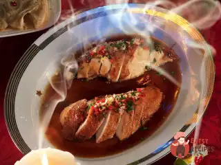 Курка з чорним соусом