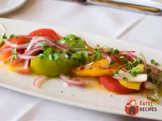 Салат із печеного солодкого перцю з помідорами.