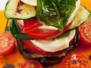 Салат з кабачків, томатів, м'яти та моцарели.