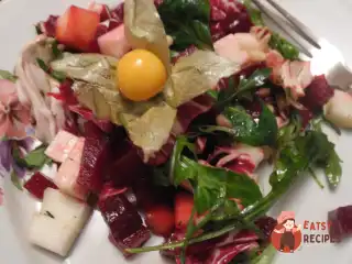 Салат з козиним сиром, манго та кедровими горішками