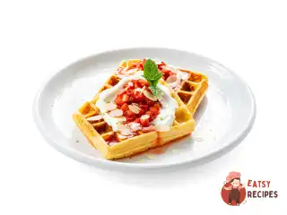 Сирні вафлі з полуницею